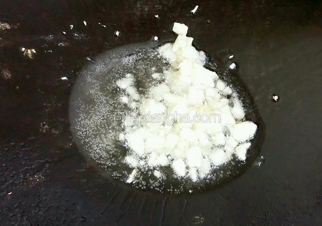 锅热，倒比平时多一倍的花生油。油五成热，放蒜蓉进去翻炒出香味。