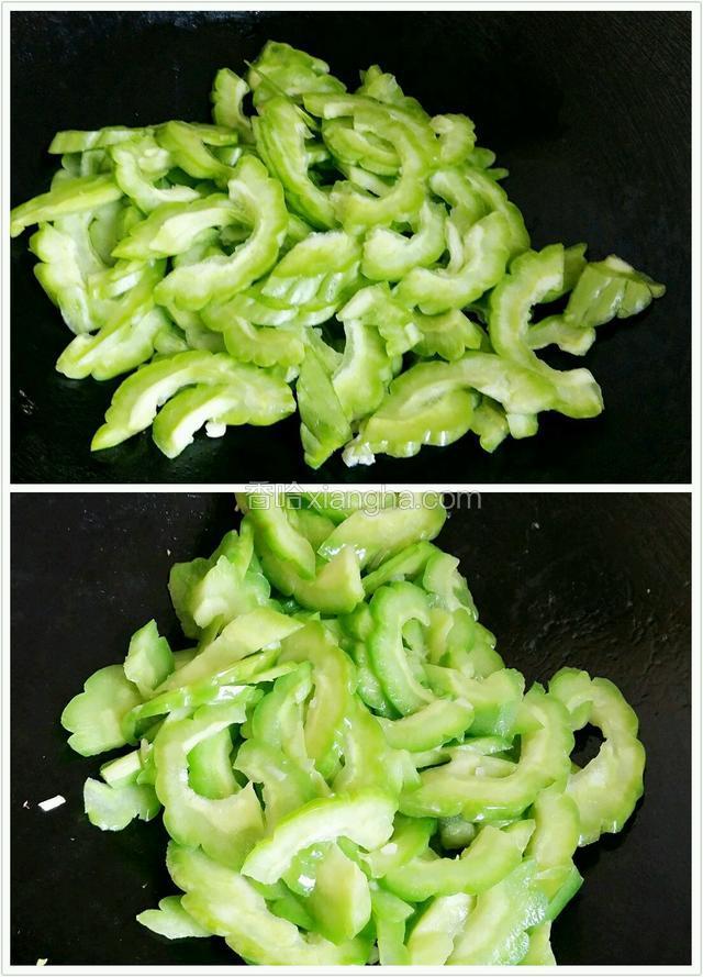放苦瓜进去，翻炒一分钟左右。