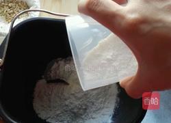 自制营养面包的做法图解1