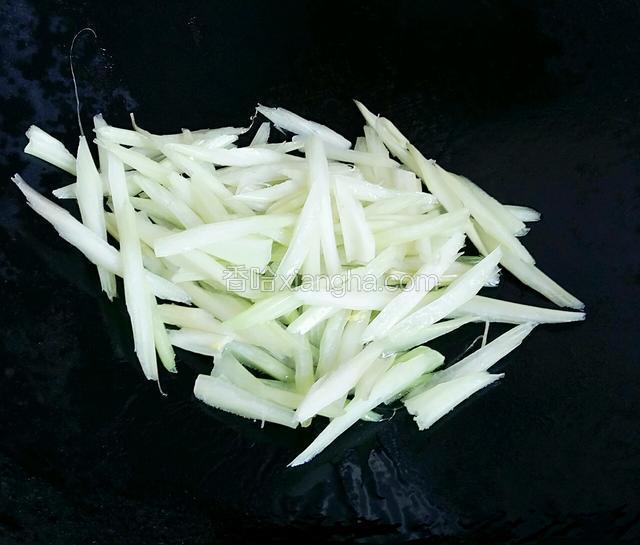 锅热，倒适量花生油。油五成热，放芹菜进去翻炒片刻。调成小火。