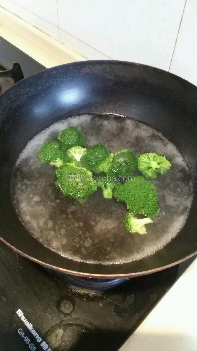 锅中水开放1克盐，1勺油倒下西兰花焯2分钟盛出过下凉白开控干水