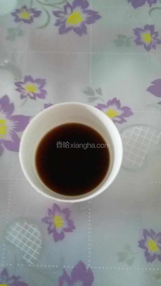 调个碗汁，1勺生抽，1勺蒸鱼豉油，1克盐，少许土豆粉，2勺水调匀，