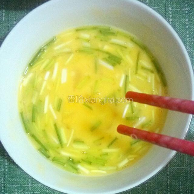 鸡蛋打到碗里，加入葱花和少许盐搅拌均匀