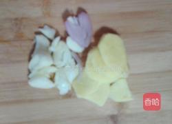 牛腩炖土豆红萝卜的做法图解2