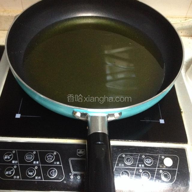 倒入足够的食油放进锅里 等达到足够的热量