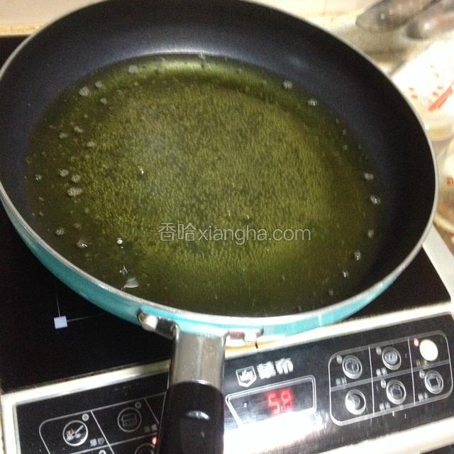 把虾片一块一块地放进去