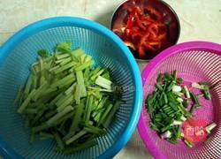 芹菜炒粉条的做法图解3