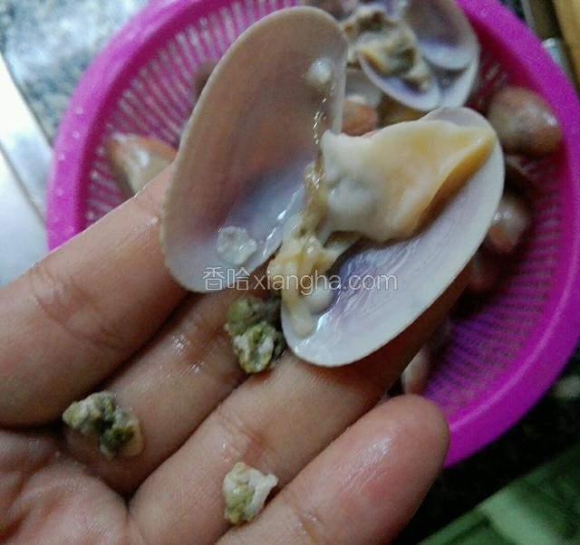 然后锅里烧沸水放花甲，两勺料酒焯一下子水，捞出洗干净。把花甲的那点黑色的洗掉