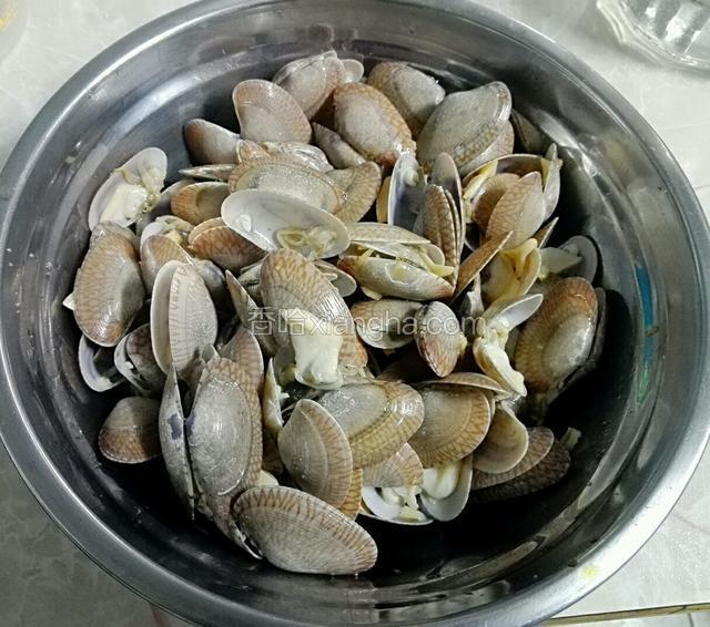 然后放入一半蒜，姜末，2勺料酒，2勺生抽，1勺半盐，2勺茶仔油拌匀腌半个钟