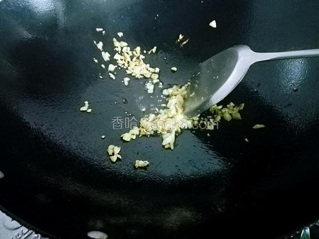 锅烧热，放入3勺子茶仔油，油温七成热时放入蒜末，姜末爆香