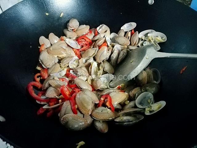 再倒入辣椒炒1分钟