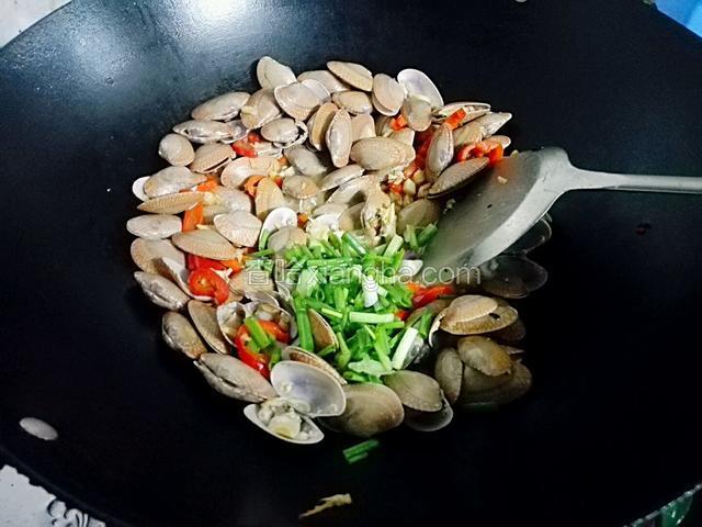 再放葱炒1分钟