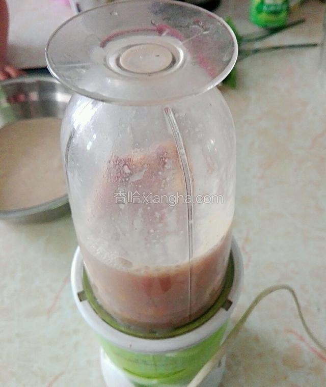 然把莲子放入搅拌机里搅泥状。分多次搅完