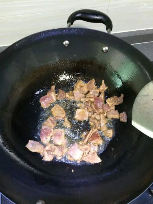 锅里放油，把腌制好的肉片翻炒至变色后捞出备用