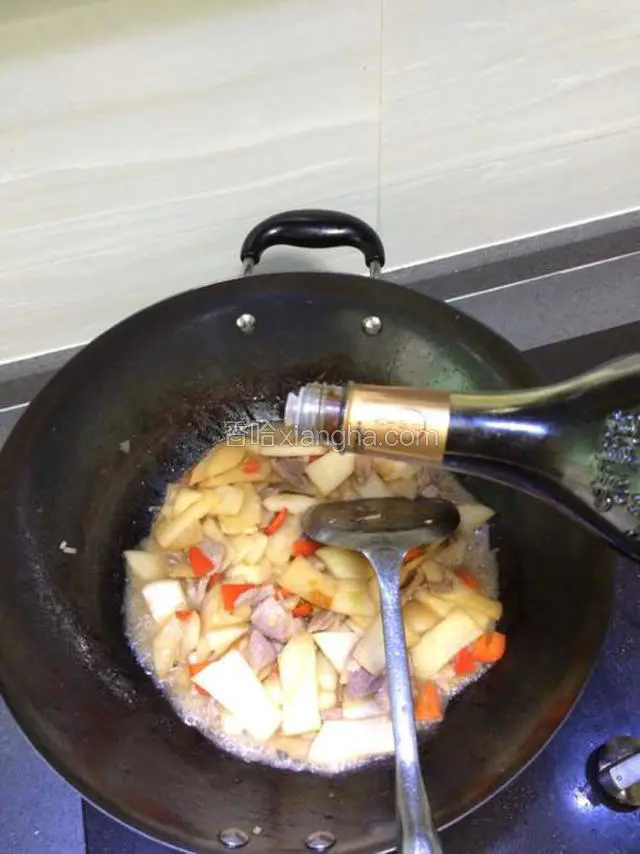 加入肉片翻炒片刻后，加入适量生抽继续炒，如果喜欢吃熟一点的可多炒一会。如果喜欢那爽口的味道就可以撒上葱花出锅了。