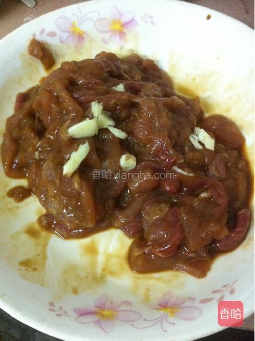 如图：将猪肉切丝，用料酒，盐，老抽，酱油，生粉，蒜蓉腌半小时