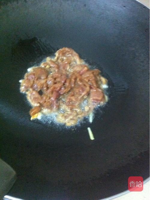 如图：热锅下油，油钱至五成热，放入蒜蓉，姜，腌好的猪肉