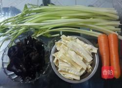 香芹木耳炒腐竹的做法图解1
