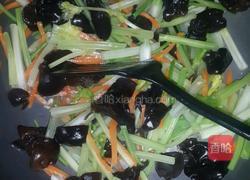 香芹木耳炒腐竹的做法图解3