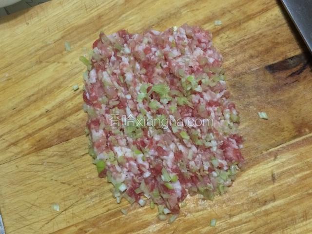 猪肉选择肥瘦三七比例最佳，剁成肉馅，同时把切碎的葱白和姜一起剁成泥备用；