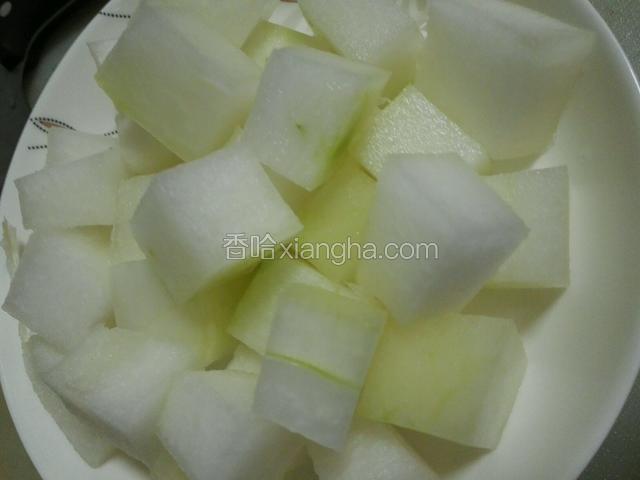 切成小豆腐块备用。
