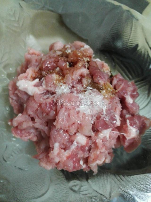 瘦肉剁成末，用少量盐，味精，生抽腌制半小时