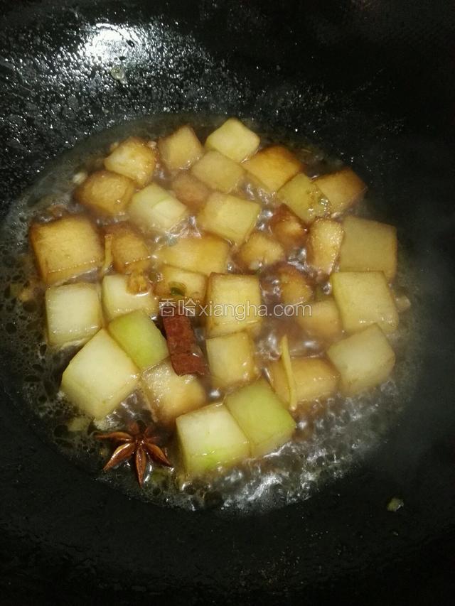 倒入生抽加少量水焖至冬瓜全熟。