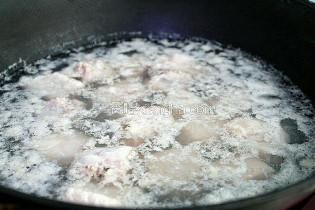 煮开后捞出，用清水冲掉血沫沥干水分备用。