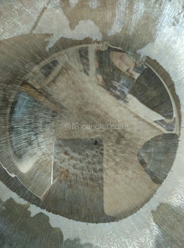 锅里倒入适量的油