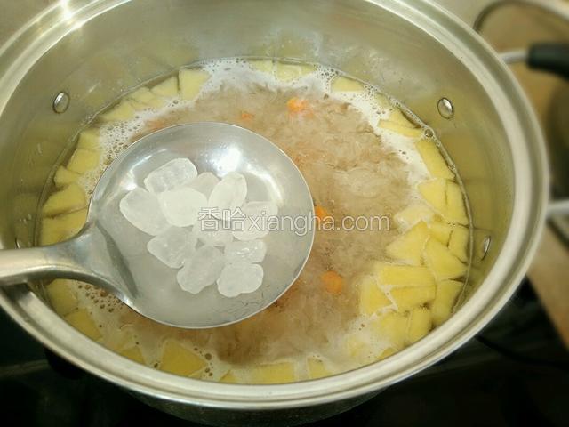 加入冰糖在熬制十分钟即可关火