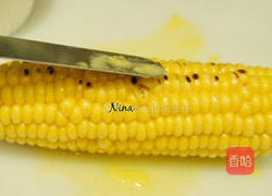 黄油烤甜玉米的做法图解2