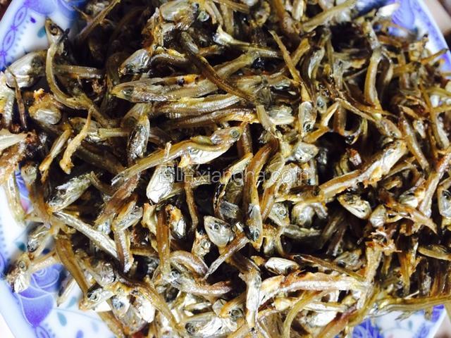 锅里放比炒菜多一些的油，慢火炒小鱼干，炒的有些酥酥的，微微变色即可盛出来。