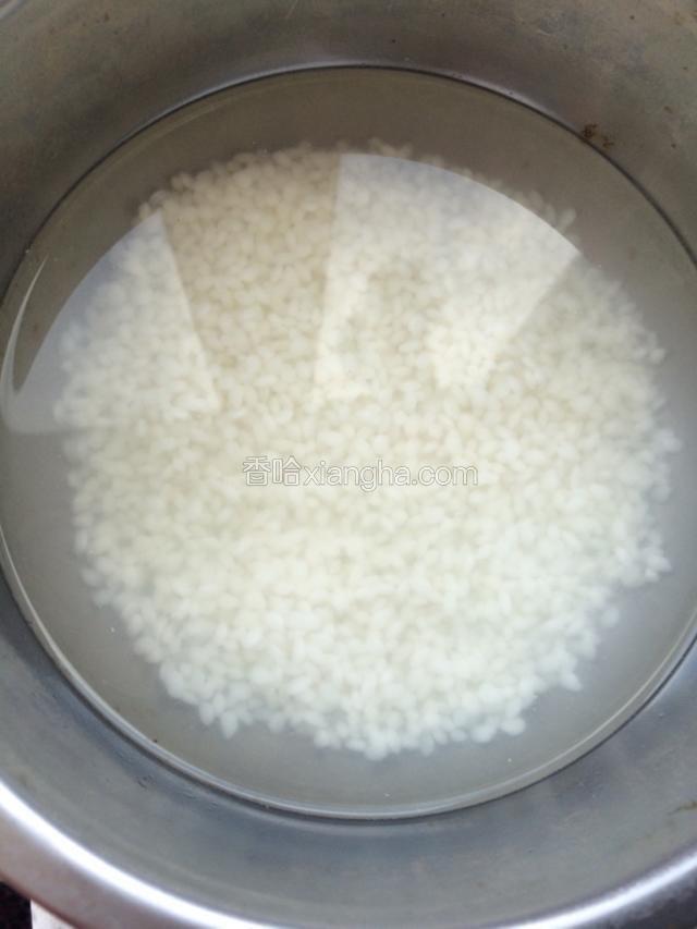 提前把糯米泡上，最起码得泡两个小时