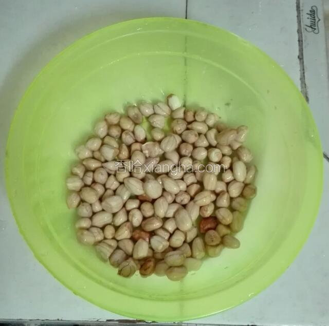花生米用水泡一下洗洗灰尘