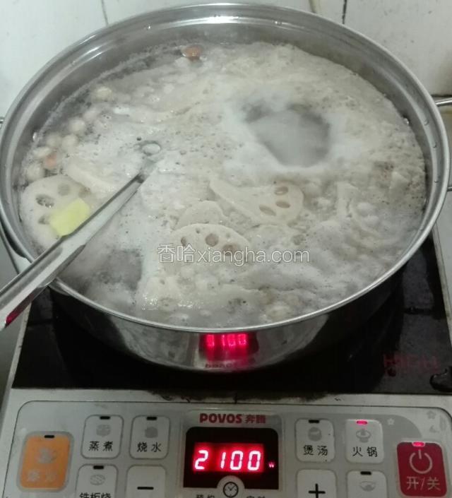 烧开后会有一层厚厚的泡沫，用勺子把泡沫撇掉。