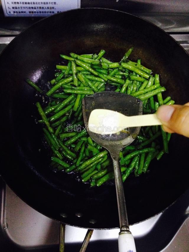 软烂后放入一点味精起锅。