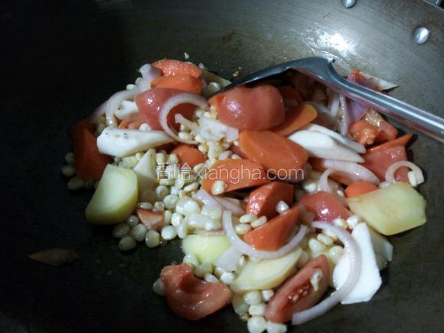 油锅烧热点，再放油，关火。这样做是防止粘锅
再放入图一材料炒香