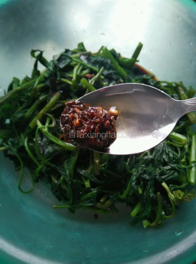 菜放盆中，放蒜油，酱油，盐，醋