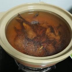 杜仲绣花针煲排骨汤的做法[图]