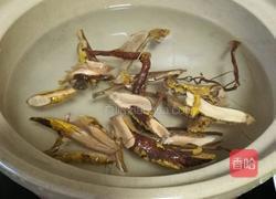 杜仲绣花针煲排骨汤的做法图解1