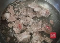 杜仲绣花针煲排骨汤的做法图解2