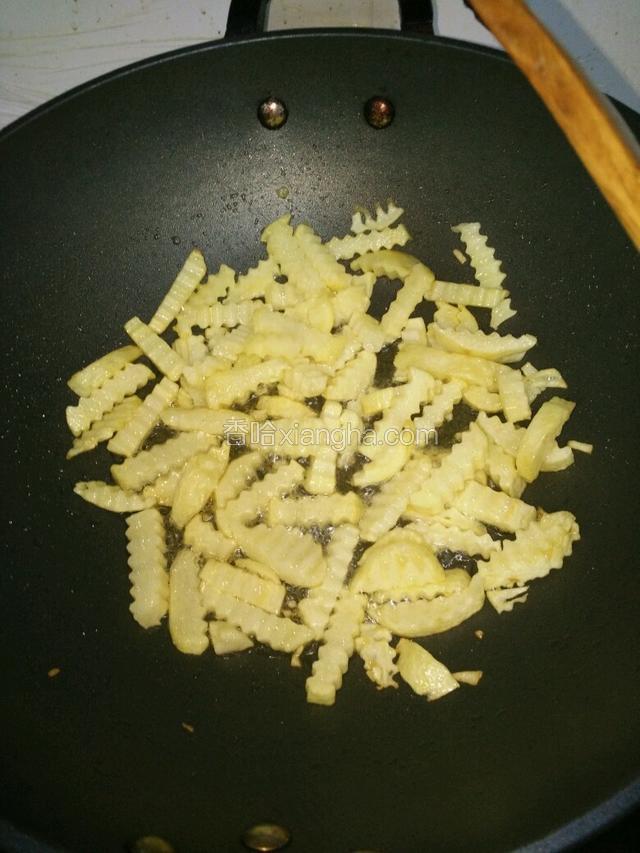 捞出沥干水份放锅里用油炸。