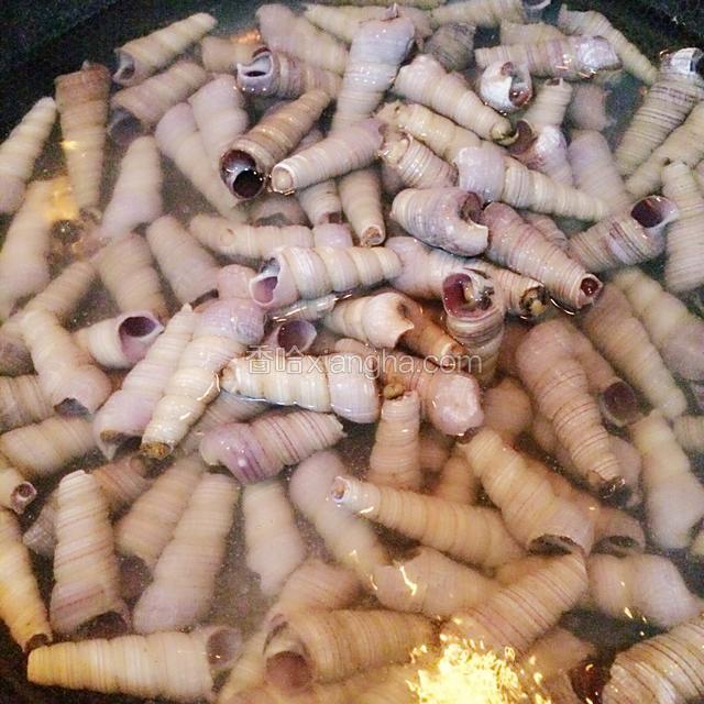 锅入加水煮沸，倒入钉螺，焯5分钟；再次清洗，再用鼻子闻味的方法将味道不好的（就是坏掉的螺）选择丢掉。