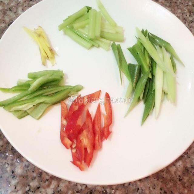 青红椒，蒜苗芹菜，姜，全部切丝备用。