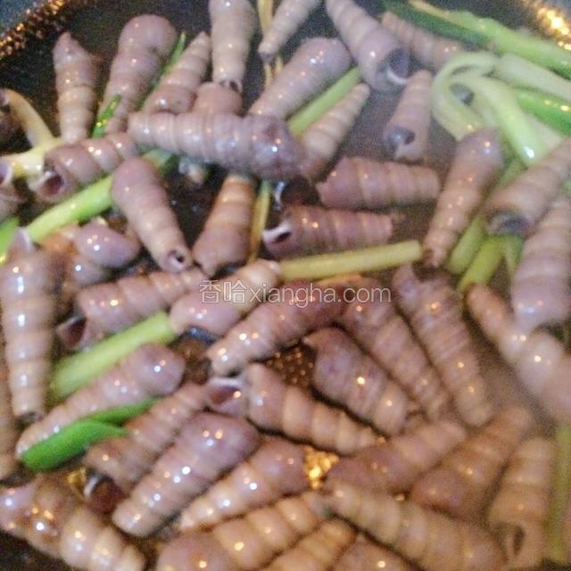 倒入沥汗水分的钉螺，加入盐，翻炒。