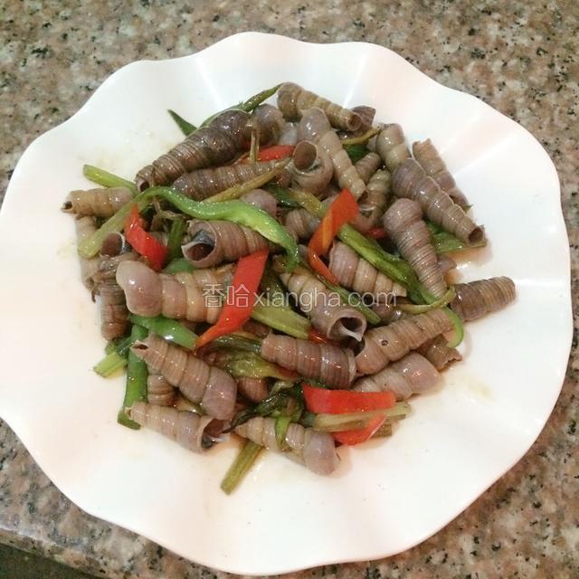 炝入生抽翻炒片刻即可出锅食用。