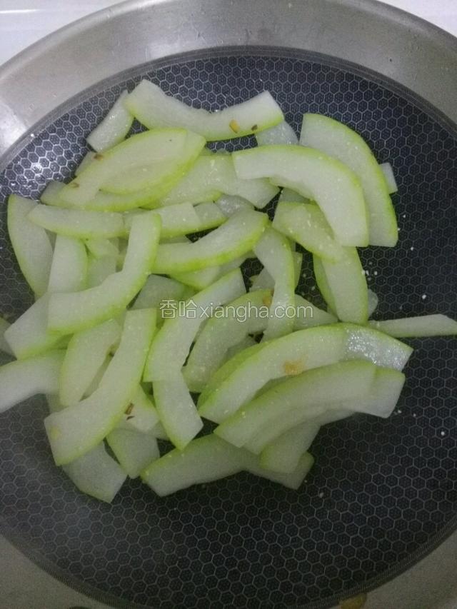 放入一勺鸡精，继续翻炒。