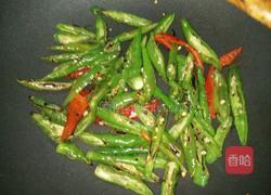 凉拌杭椒皮蛋的做法图解2