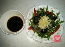 凉拌杭椒皮蛋的做法图解3