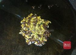 麻香鸭血炒香菇的做法图解2